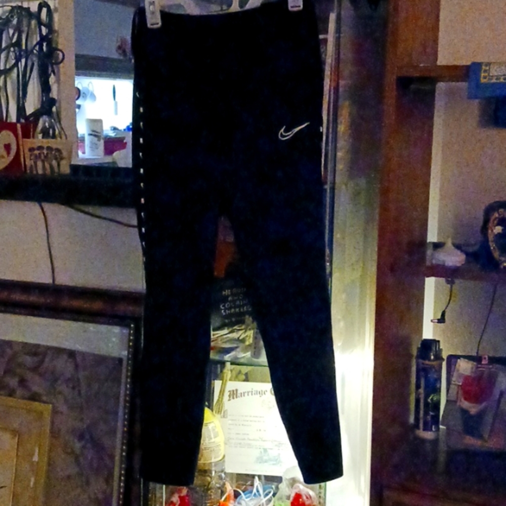 Nike loose fit black track pants loose fit w/a ribbon w/Nike ĺ